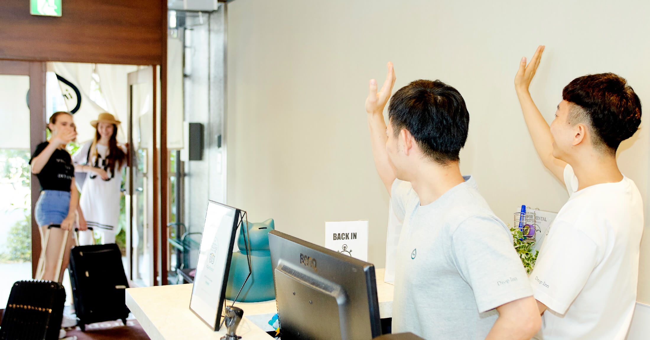 受付業務を行う男性